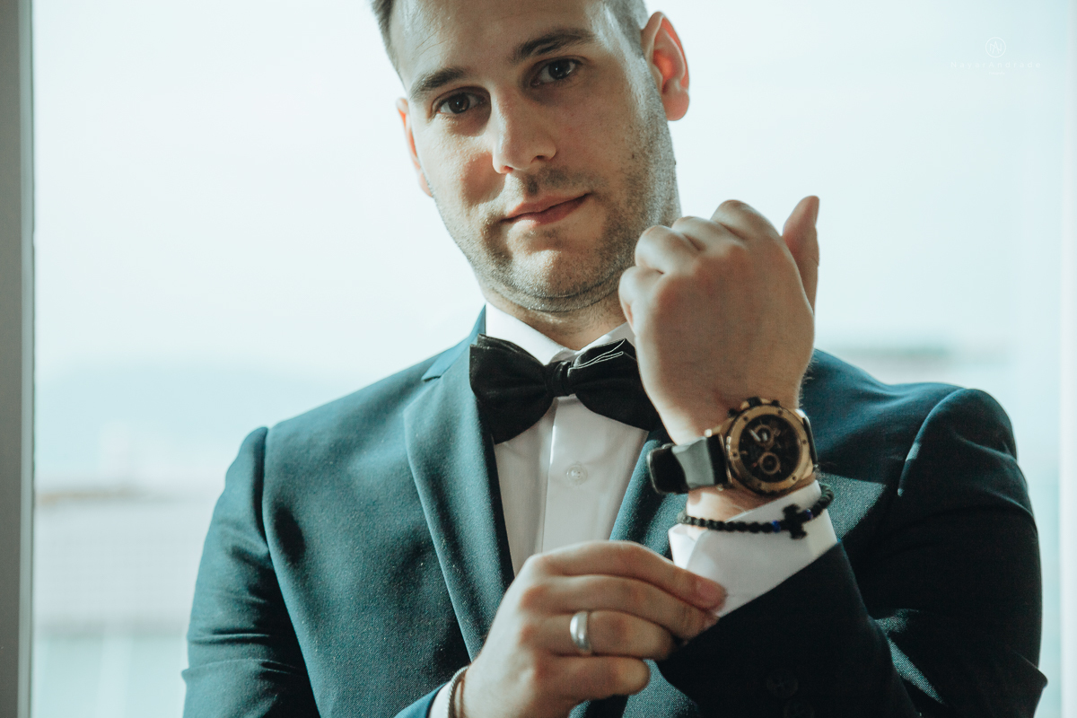 Making Of de noivo no novotel em santos noivo canadense de terno azul e gravata borboleta 