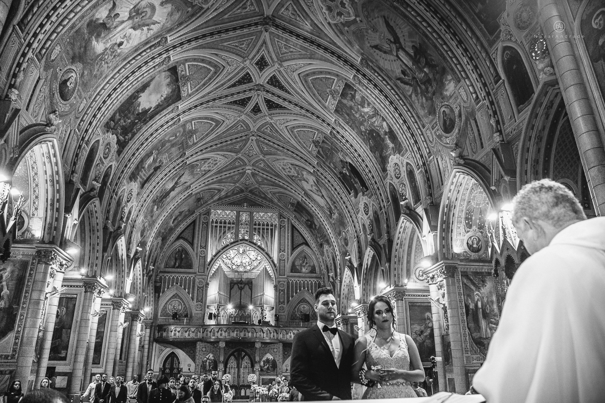 Foto de casamento realizado na igreja basilica do embare em santos sem tapete . lindas fotos  mostrando toda a arquitetura da igreja