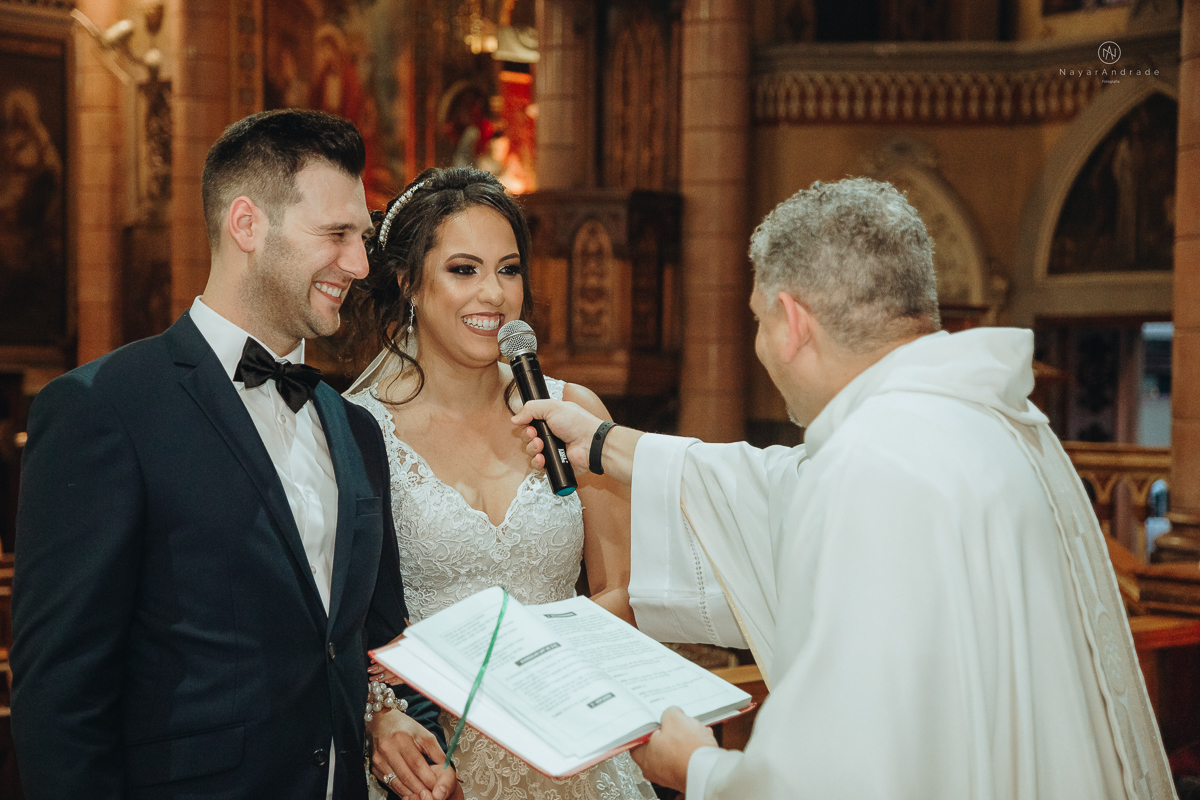 Foto de casamento realizado na igreja basilica do embare em santos sem tapete . lindas fotos  mostrando toda a arquitetura da igreja