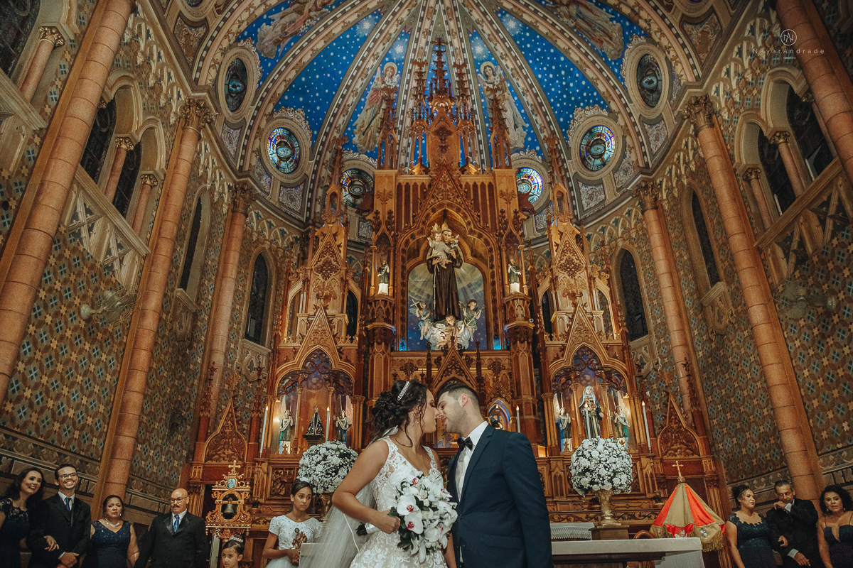 Foto de casamento realizado na igreja basilica do embare em santos sem tapete . lindas fotos  mostrando toda a arquitetura da igreja