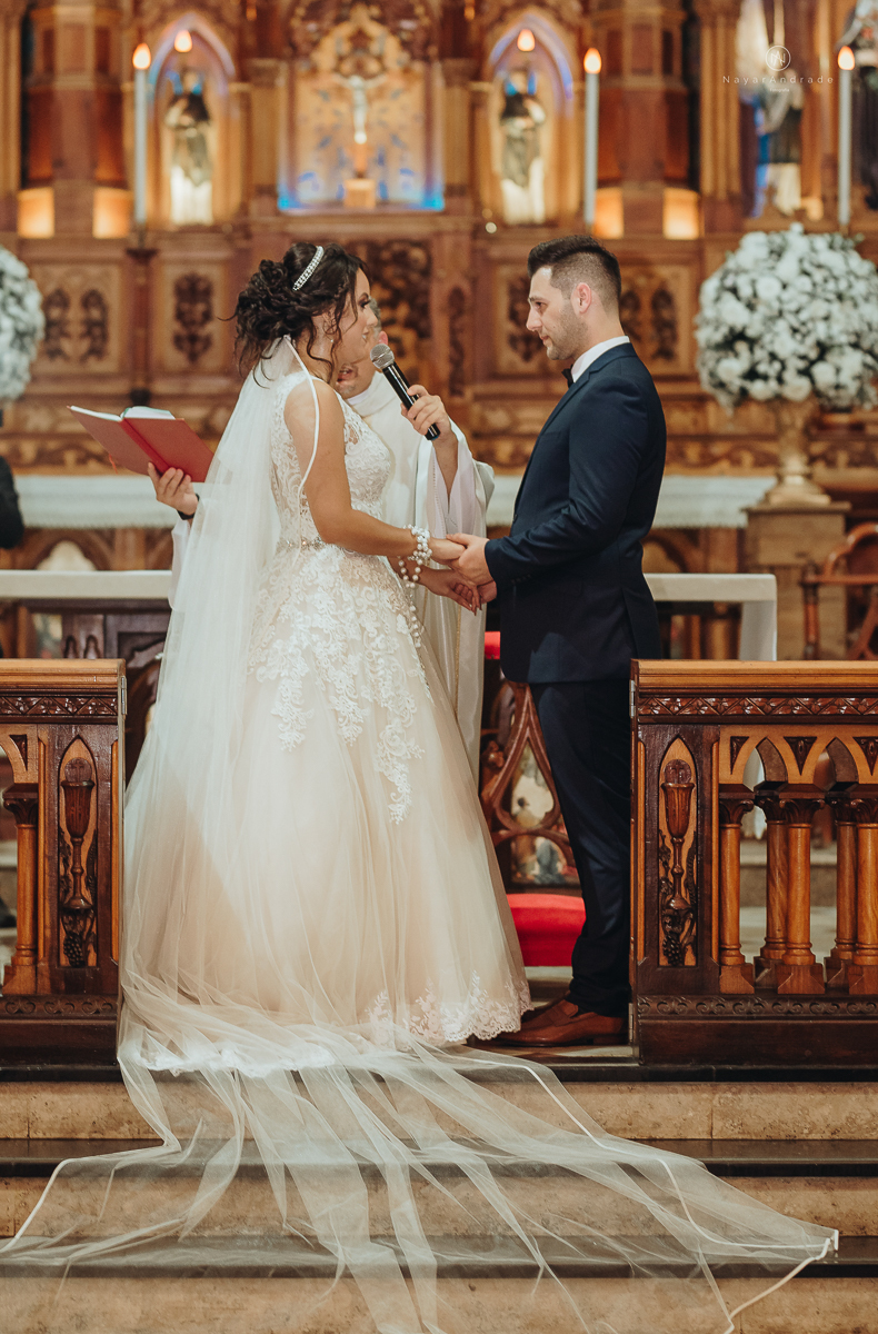 Foto de casamento realizado na igreja basilica do embare em santos sem tapete . lindas fotos  mostrando toda a arquitetura da igreja