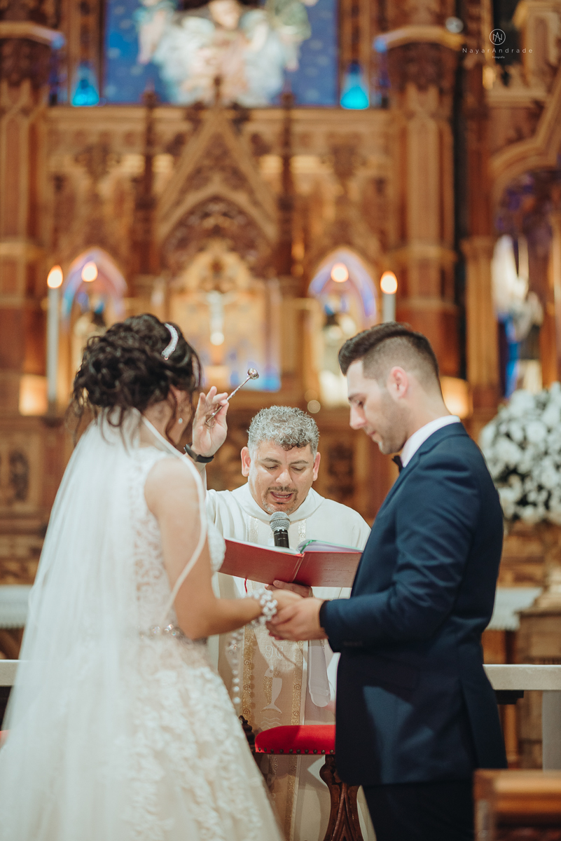 Foto de casamento realizado na igreja basilica do embare em santos sem tapete . lindas fotos  mostrando toda a arquitetura da igreja