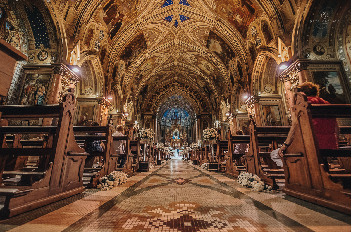 Foto de casamento realizado na igreja basilica do embare em santos sem tapete . lindas fotos  mostrando toda a arquitetura da igreja