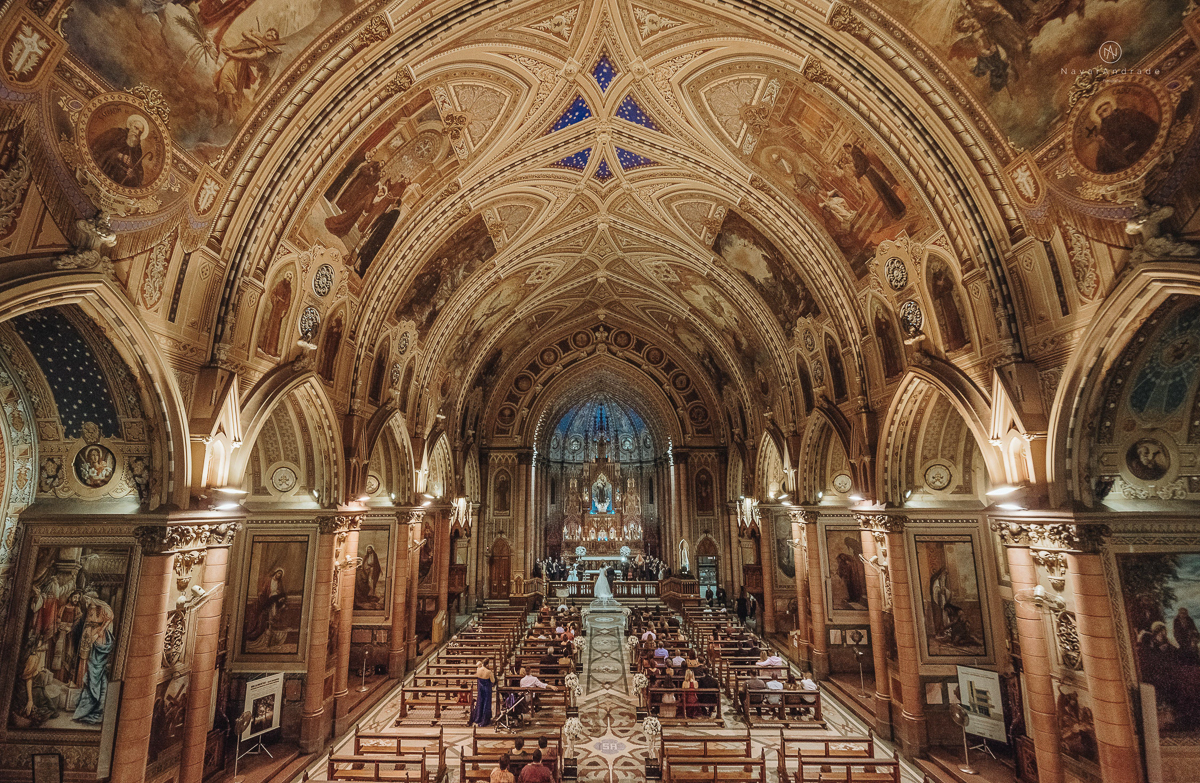 Foto de casamento realizado na igreja basilica do embare em santos sem tapete . lindas fotos  mostrando toda a arquitetura da igreja