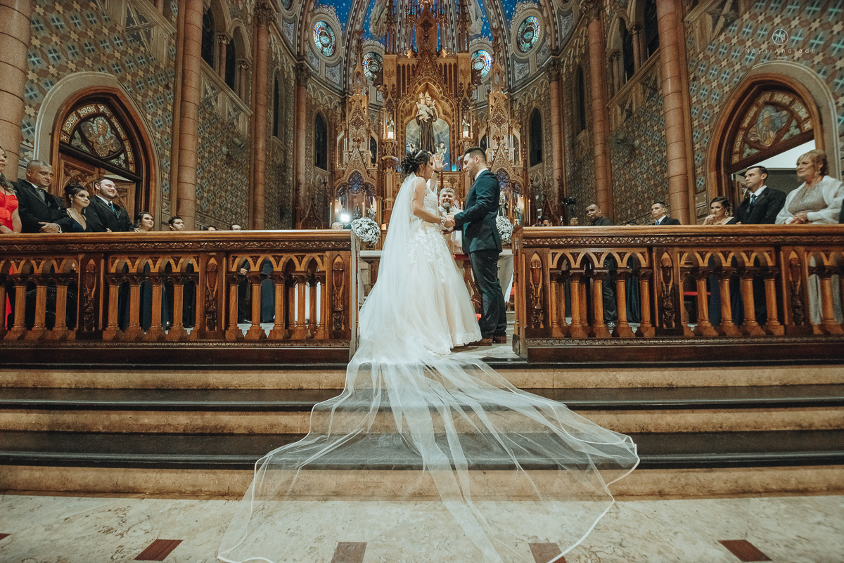 Foto de casamento realizado na igreja basilica do embare em santos sem tapete . lindas fotos  mostrando toda a arquitetura da igreja