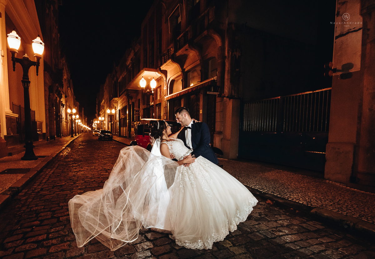 Foto de casamento realizado na igreja basilica do embare em santos sem tapete . lindas fotos  mostrando toda a arquitetura da igreja