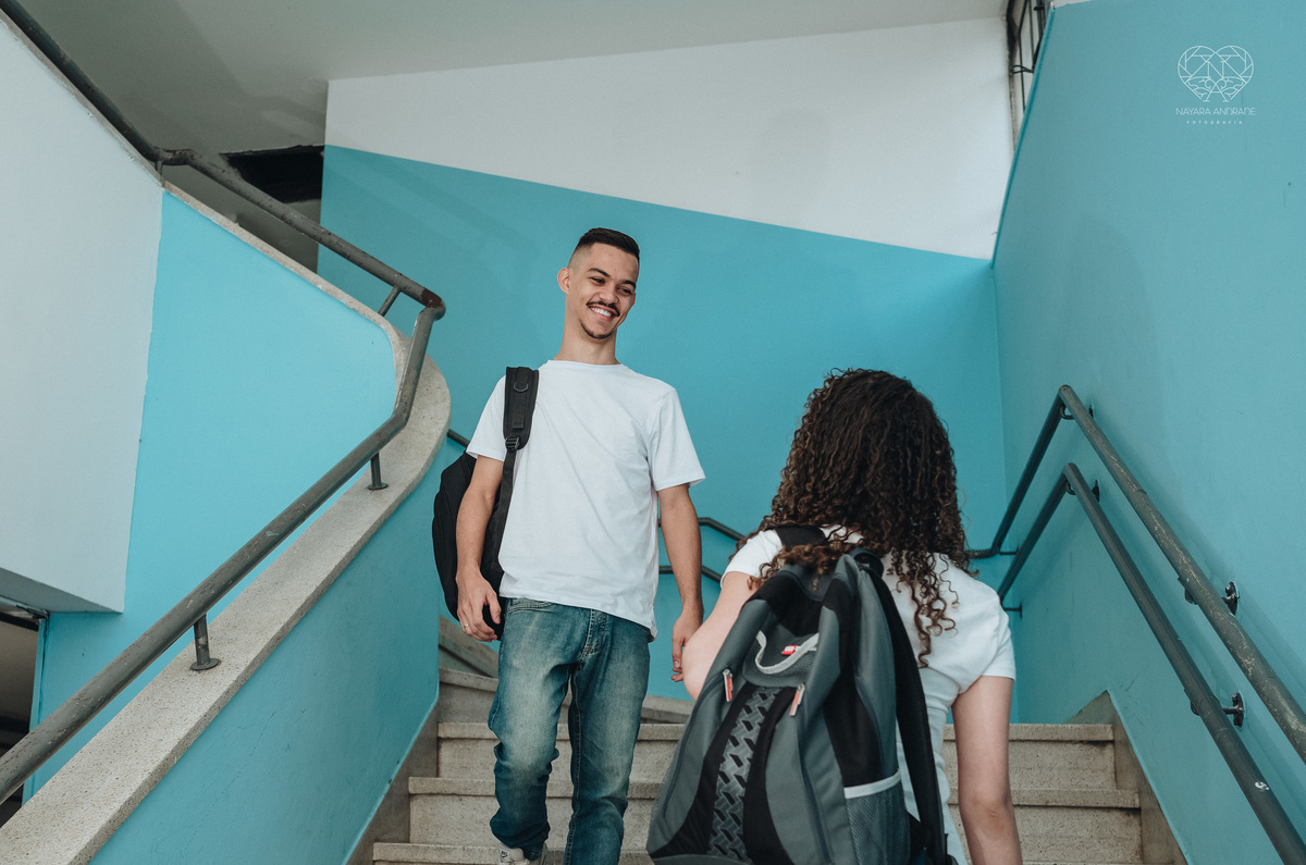 Ensaio pre wedding ensaio casal feito na escola com uniforme escolar blusa branca e calça jeans com uniforme da escola em dia de aula. Local onde tudo começou amor de escola ensaio fotos book casal