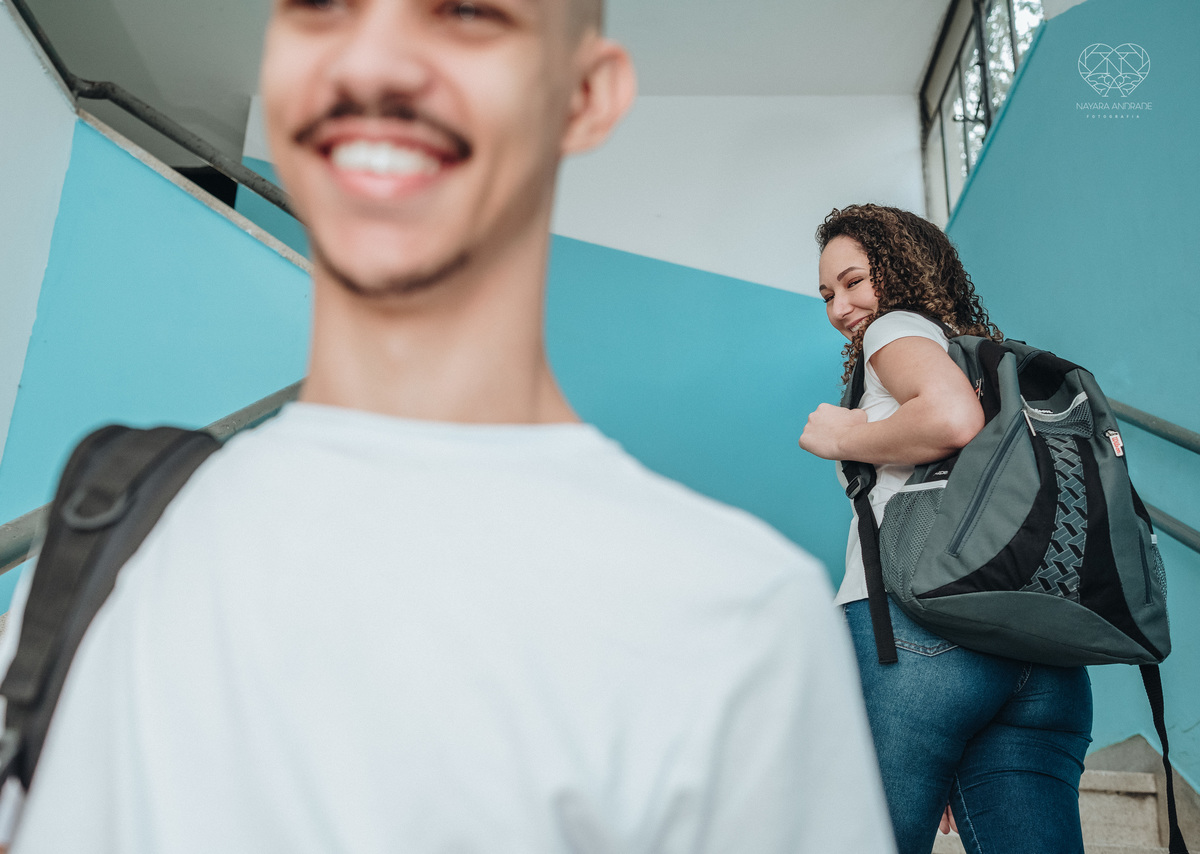 Ensaio pre wedding ensaio casal feito na escola com uniforme escolar blusa branca e calça jeans com uniforme da escola em dia de aula. Local onde tudo começou amor de escola ensaio fotos book casal