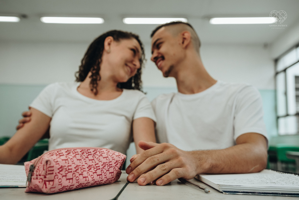 Ensaio pre wedding ensaio casal feito na escola com uniforme escolar blusa branca e calça jeans com uniforme da escola em dia de aula. Local onde tudo começou amor de escola ensaio fotos book casal