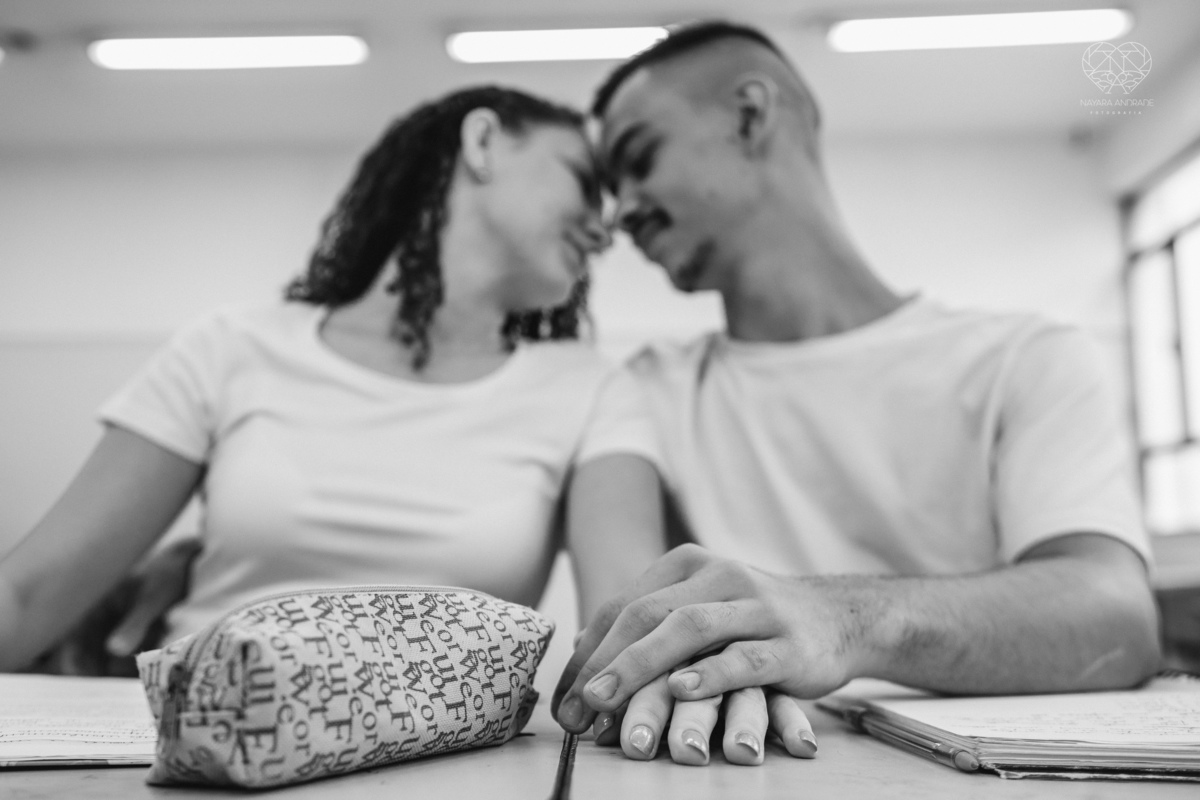 Ensaio pre wedding ensaio casal feito na escola com uniforme escolar blusa branca e calça jeans com uniforme da escola em dia de aula. Local onde tudo começou amor de escola ensaio fotos book casal