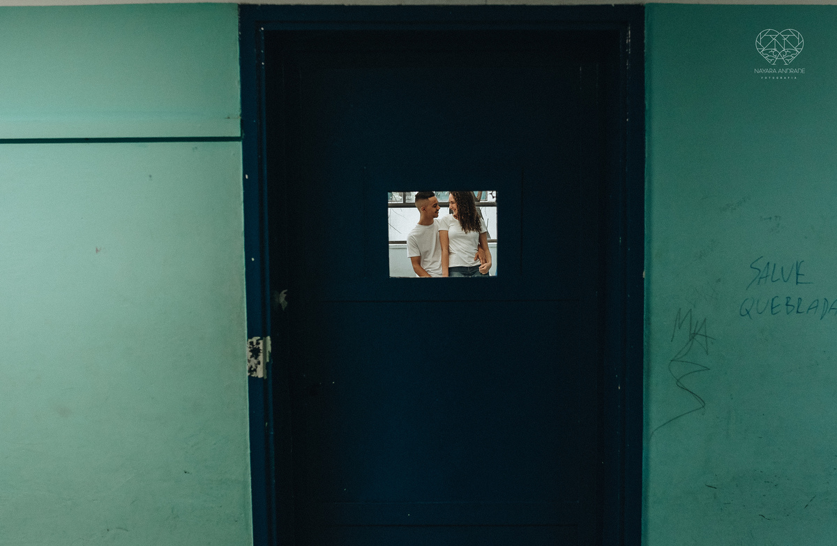 Ensaio pre wedding ensaio casal feito na escola com uniforme escolar blusa branca e calça jeans com uniforme da escola em dia de aula. Local onde tudo começou amor de escola ensaio fotos book casal