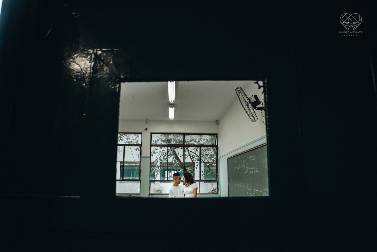 Ensaio pre wedding ensaio casal feito na escola com uniforme escolar blusa branca e calça jeans com uniforme da escola em dia de aula. Local onde tudo começou amor de escola ensaio fotos book casal