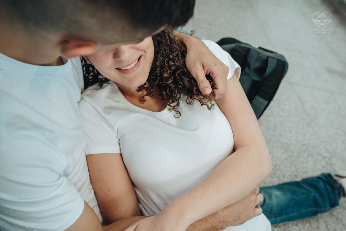 Ensaio pre wedding ensaio casal feito na escola com uniforme escolar blusa branca e calça jeans com uniforme da escola em dia de aula. Local onde tudo começou amor de escola ensaio fotos book casal