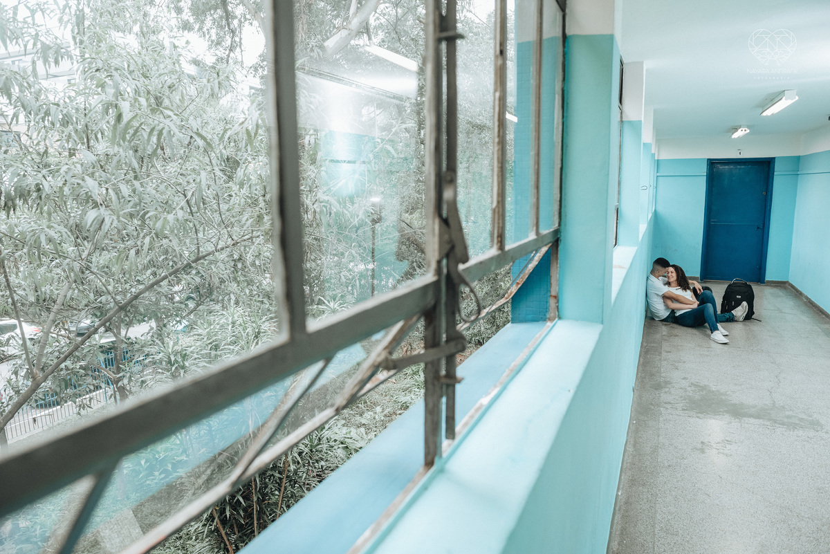 Ensaio pre wedding ensaio casal feito na escola com uniforme escolar blusa branca e calça jeans com uniforme da escola em dia de aula. Local onde tudo começou amor de escola ensaio fotos book casal