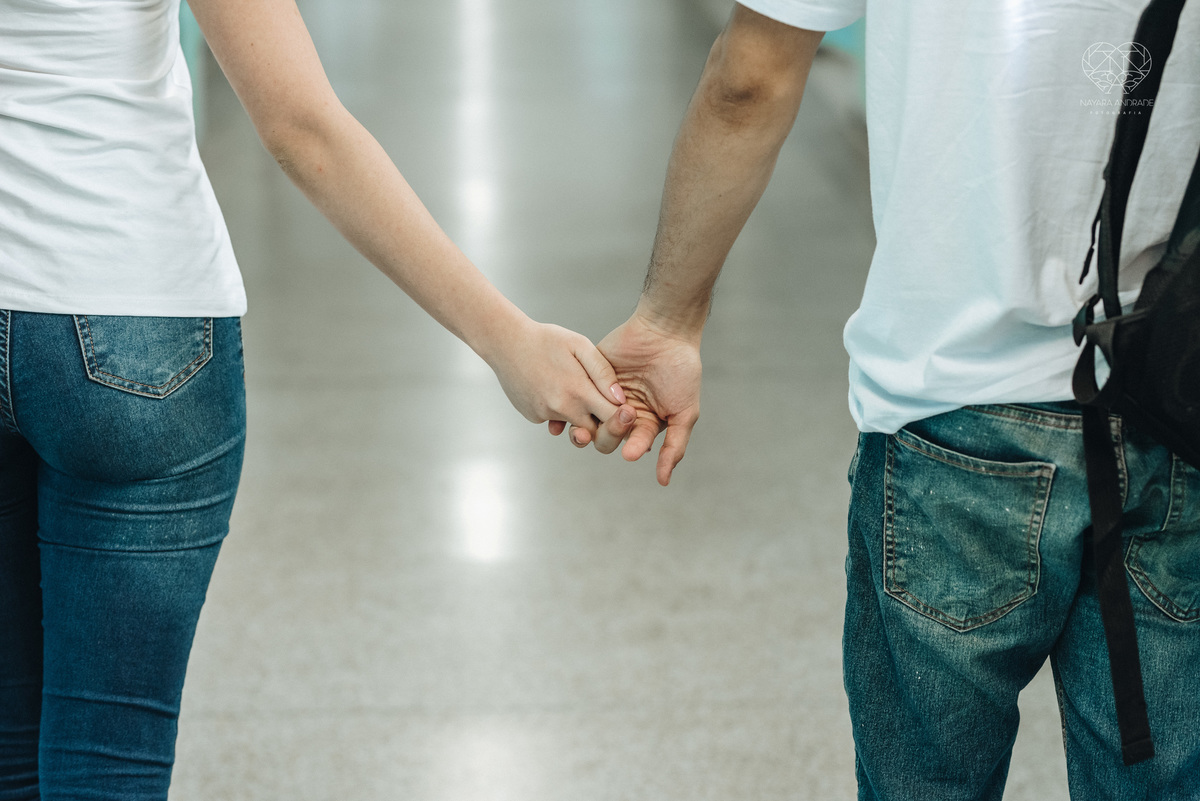 Ensaio pre wedding ensaio casal feito na escola com uniforme escolar blusa branca e calça jeans com uniforme da escola em dia de aula. Local onde tudo começou amor de escola ensaio fotos book casal