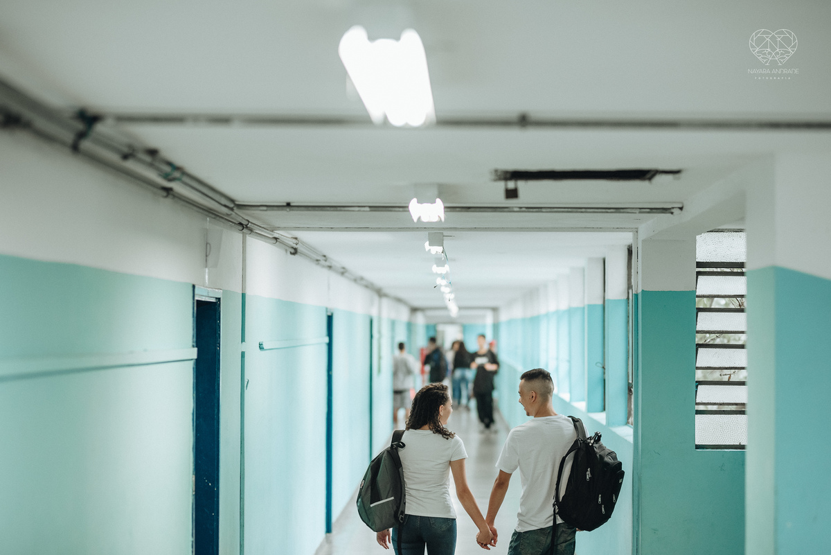 Ensaio pre wedding ensaio casal feito na escola com uniforme escolar blusa branca e calça jeans com uniforme da escola em dia de aula. Local onde tudo começou amor de escola ensaio fotos book casal