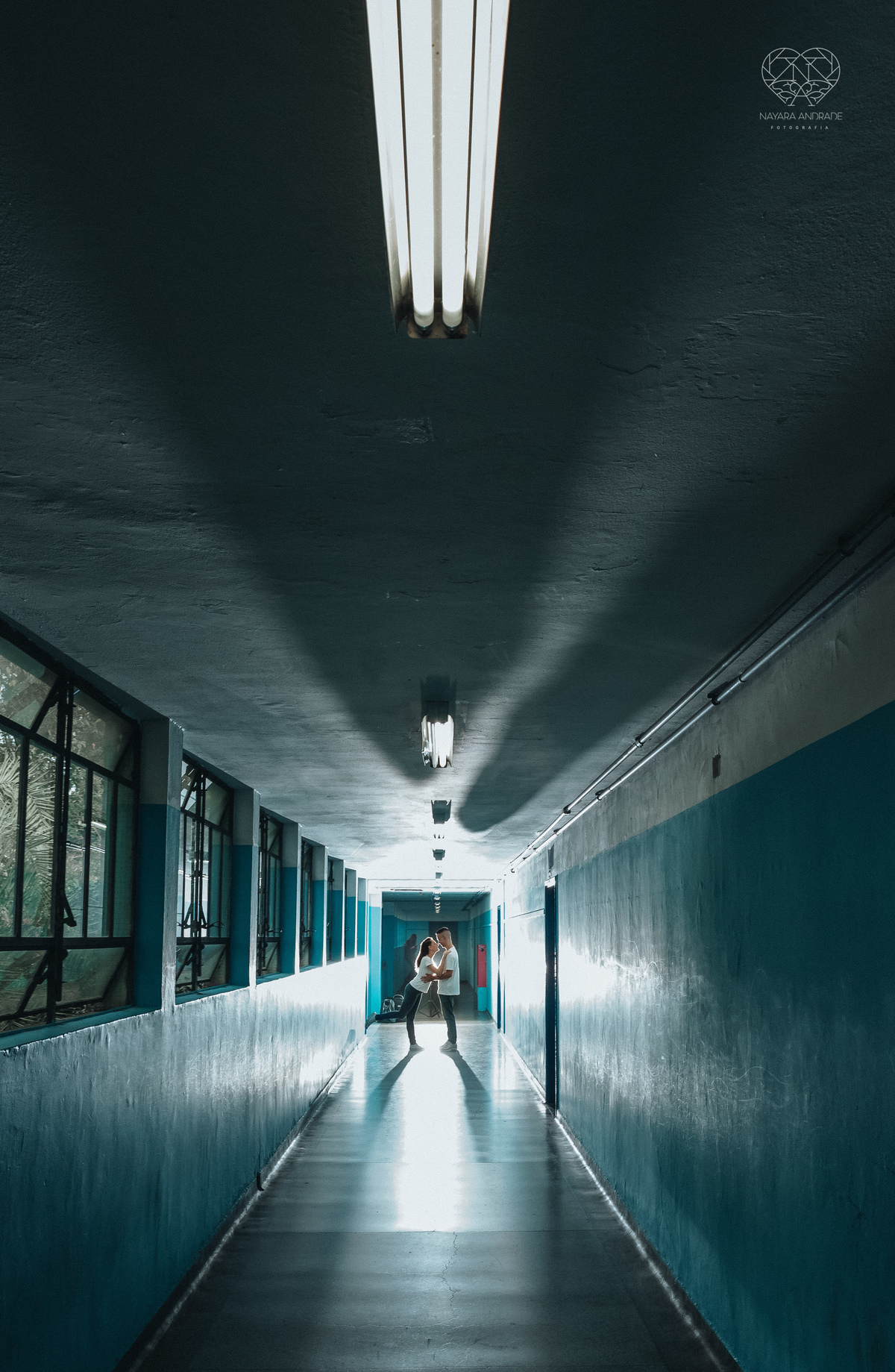 Ensaio pre wedding ensaio casal feito na escola com uniforme escolar blusa branca e calça jeans com uniforme da escola em dia de aula. Local onde tudo começou amor de escola ensaio fotos book casal
