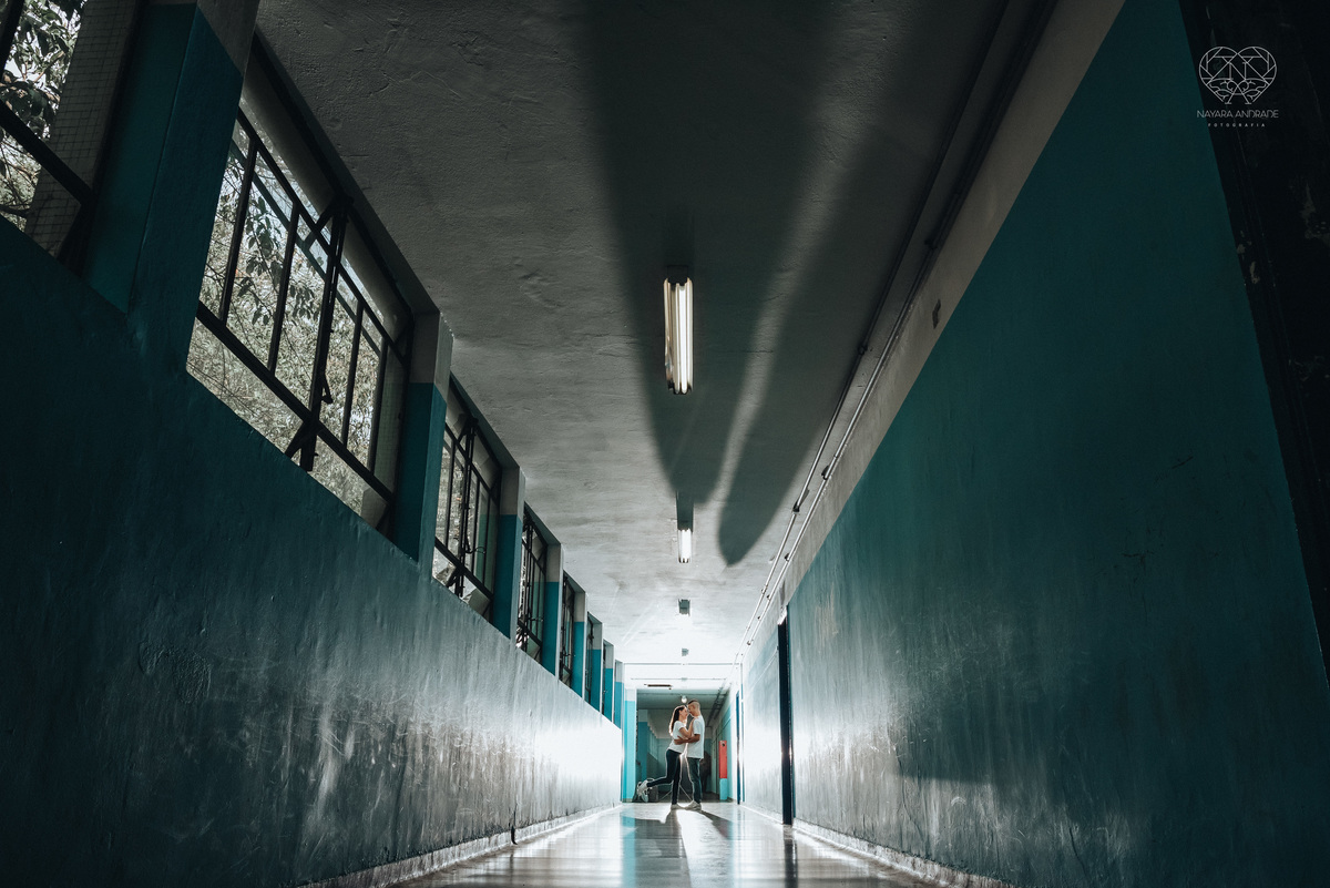 Ensaio pre wedding ensaio casal feito na escola com uniforme escolar blusa branca e calça jeans com uniforme da escola em dia de aula. Local onde tudo começou amor de escola ensaio fotos book casal