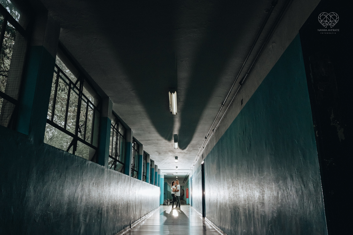 Ensaio pre wedding ensaio casal feito na escola com uniforme escolar blusa branca e calça jeans com uniforme da escola em dia de aula. Local onde tudo começou amor de escola ensaio fotos book casal