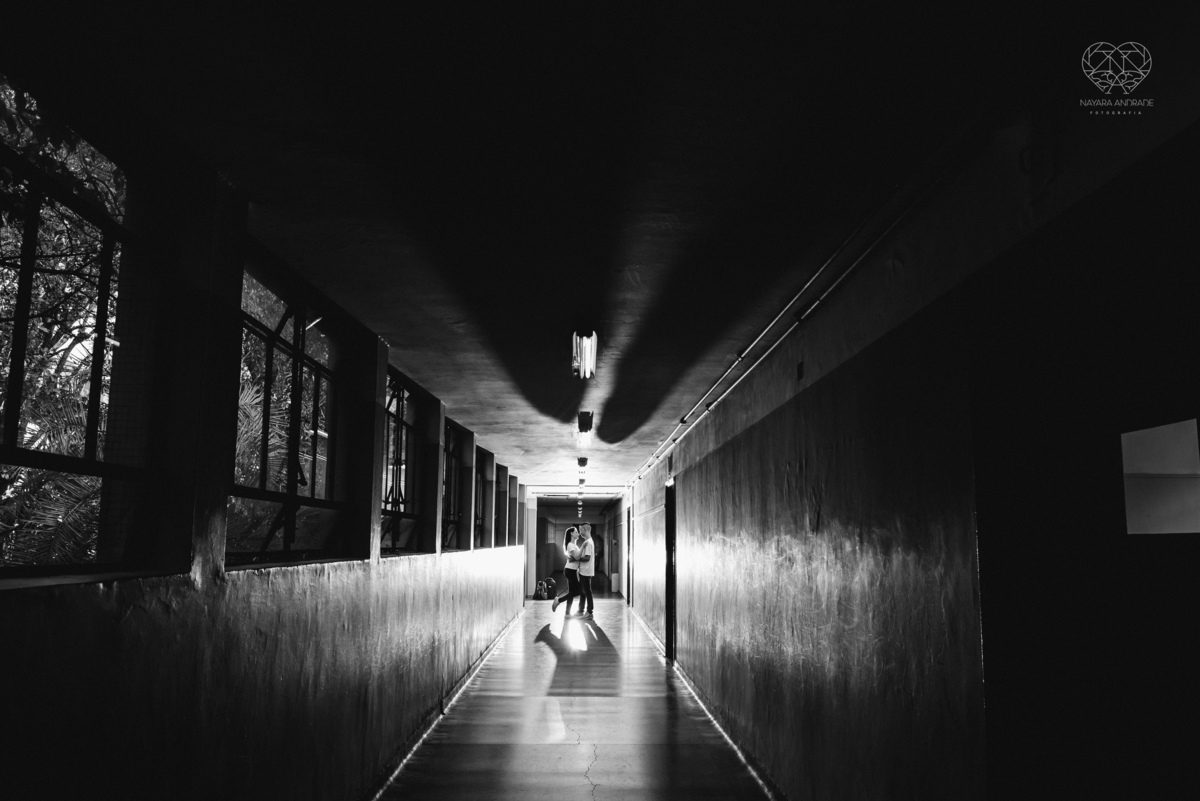 Ensaio pre wedding ensaio casal feito na escola com uniforme escolar blusa branca e calça jeans com uniforme da escola em dia de aula. Local onde tudo começou amor de escola ensaio fotos book casal