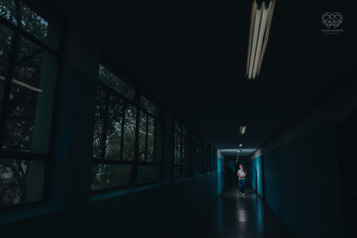 Ensaio pre wedding ensaio casal feito na escola com uniforme escolar blusa branca e calça jeans com uniforme da escola em dia de aula. Local onde tudo começou amor de escola ensaio fotos book casal