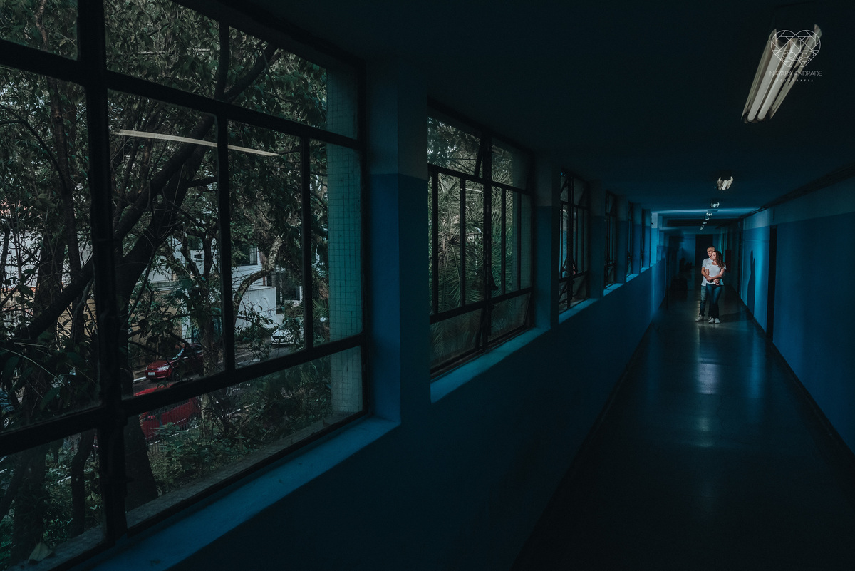 Ensaio pre wedding ensaio casal feito na escola com uniforme escolar blusa branca e calça jeans com uniforme da escola em dia de aula. Local onde tudo começou amor de escola ensaio fotos book casal