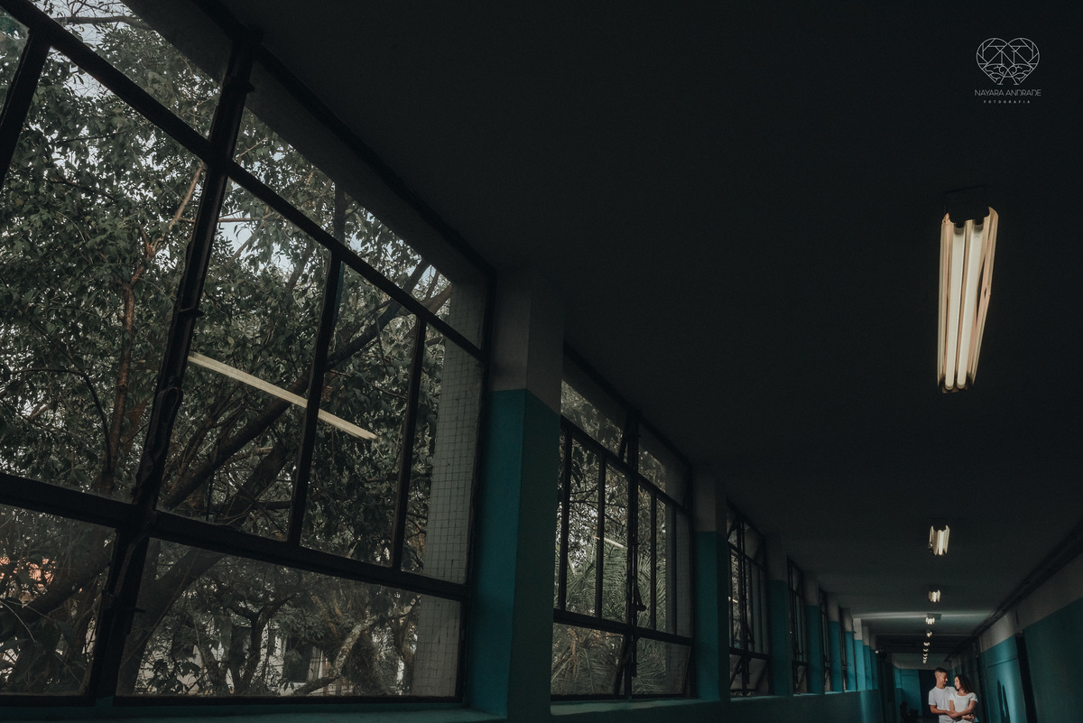 Ensaio pre wedding ensaio casal feito na escola com uniforme escolar blusa branca e calça jeans com uniforme da escola em dia de aula. Local onde tudo começou amor de escola ensaio fotos book casal