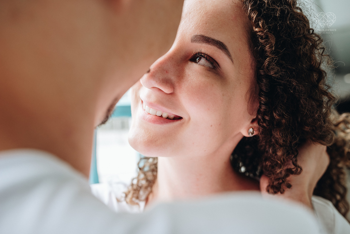 Ensaio pre wedding ensaio casal feito na escola com uniforme escolar blusa branca e calça jeans com uniforme da escola em dia de aula. Local onde tudo começou amor de escola ensaio fotos book casal