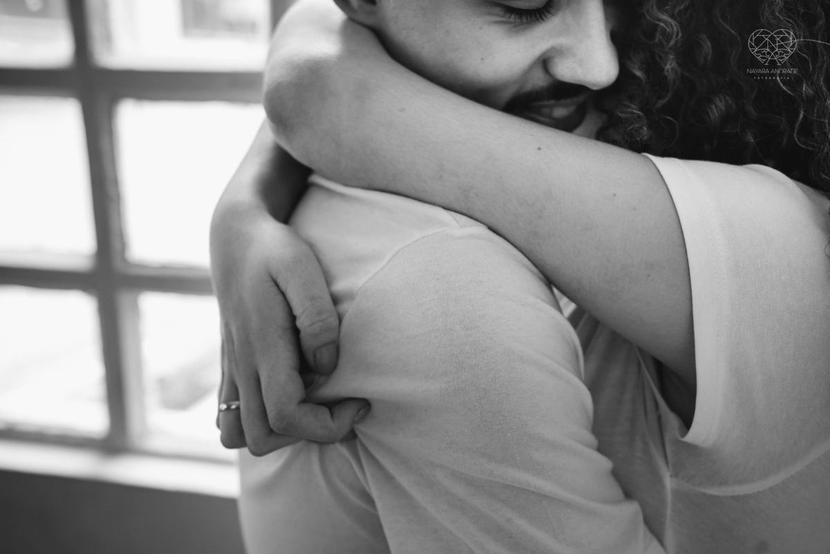 Ensaio pre wedding ensaio casal feito na escola com uniforme escolar blusa branca e calça jeans com uniforme da escola em dia de aula. Local onde tudo começou amor de escola ensaio fotos book casal