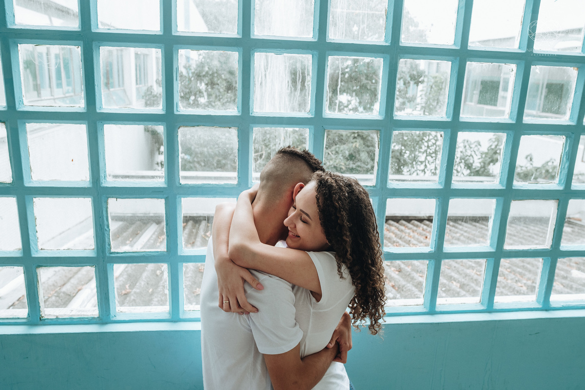 Ensaio pre wedding ensaio casal feito na escola com uniforme escolar blusa branca e calça jeans com uniforme da escola em dia de aula. Local onde tudo começou amor de escola ensaio fotos book casal
