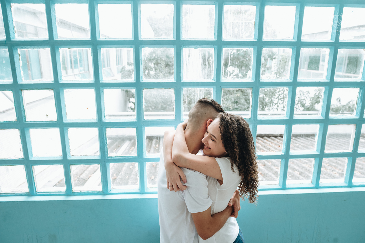 Ensaio pre wedding ensaio casal feito na escola com uniforme escolar blusa branca e calça jeans com uniforme da escola em dia de aula. Local onde tudo começou amor de escola ensaio fotos book casal