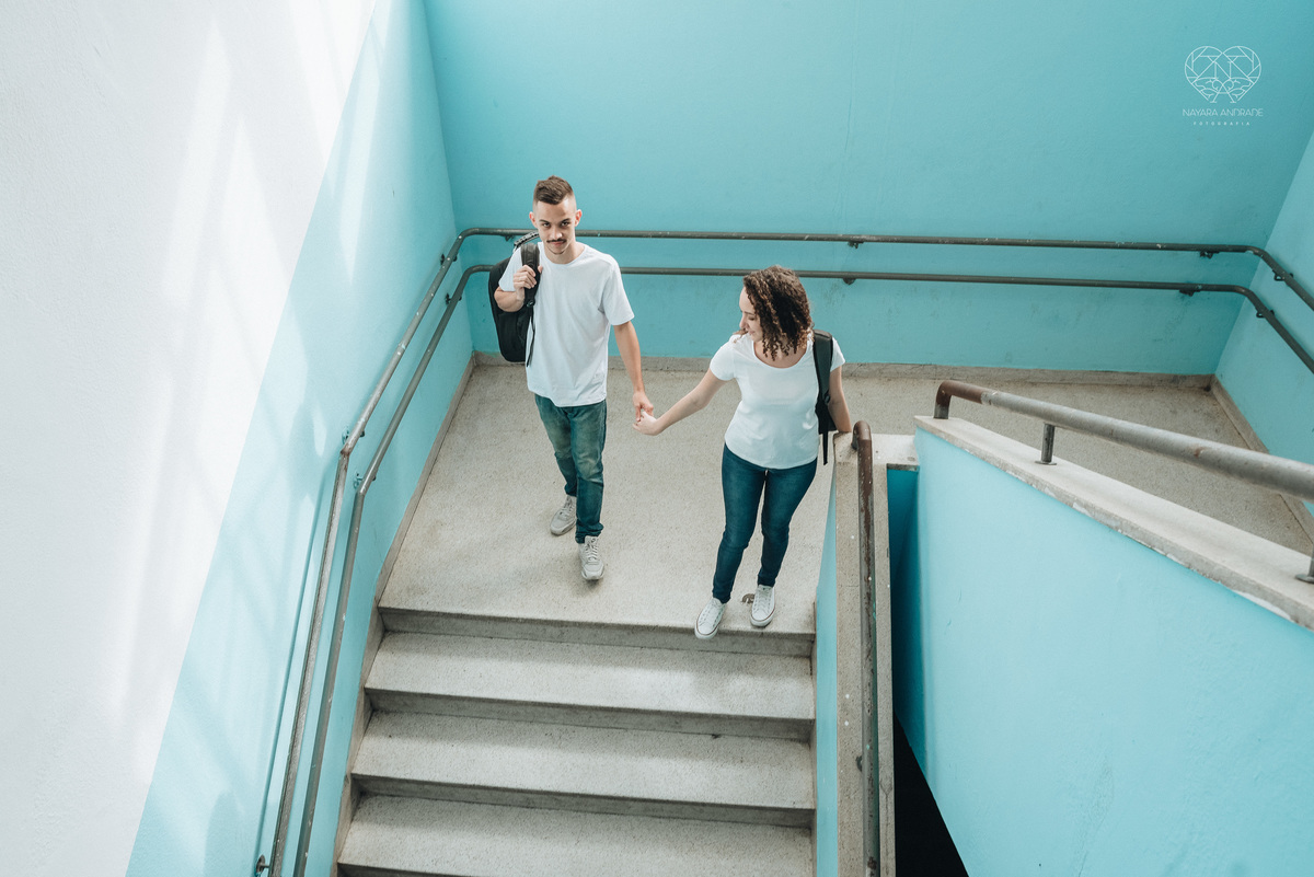 Ensaio pre wedding ensaio casal feito na escola com uniforme escolar blusa branca e calça jeans com uniforme da escola em dia de aula. Local onde tudo começou amor de escola ensaio fotos book casal