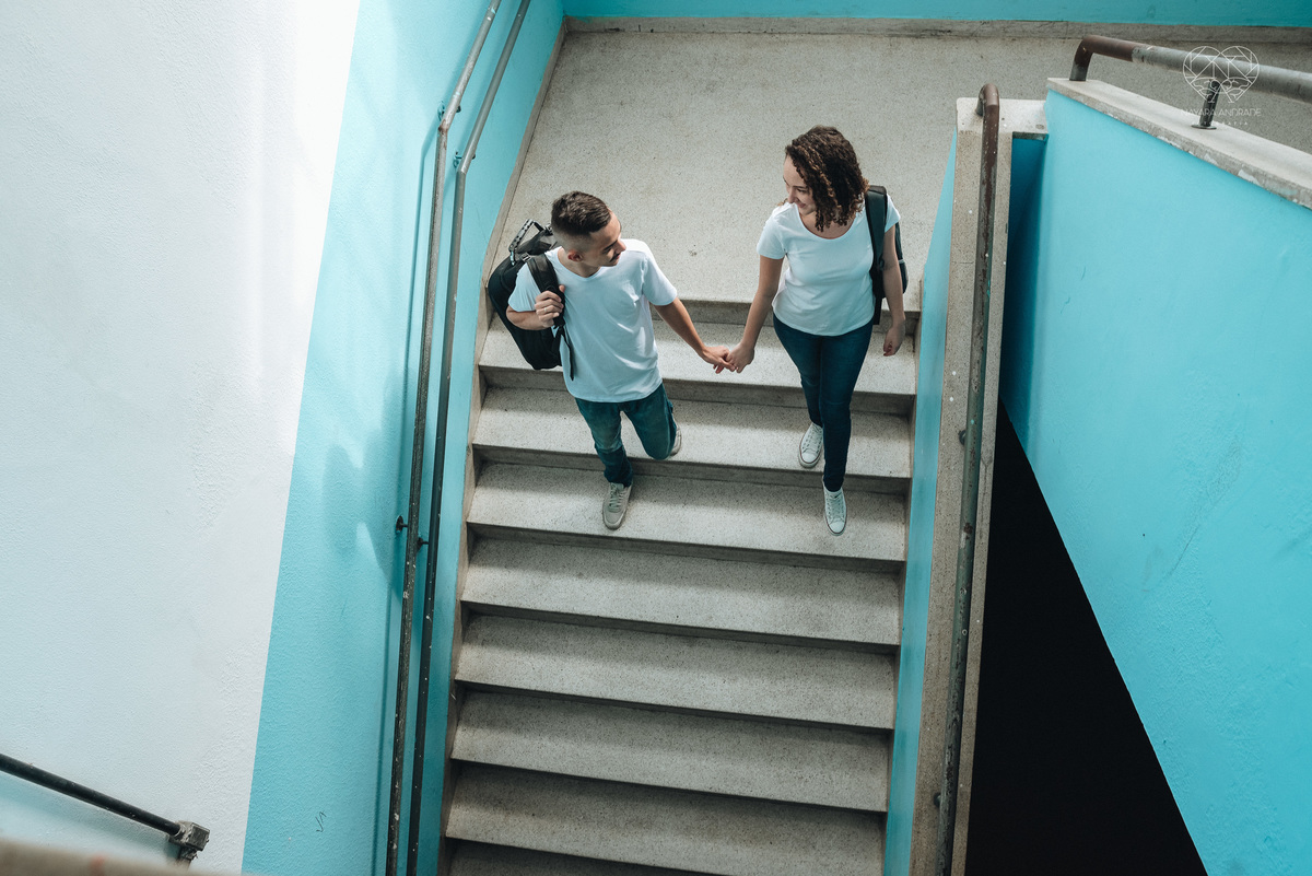 Ensaio pre wedding ensaio casal feito na escola com uniforme escolar blusa branca e calça jeans com uniforme da escola em dia de aula. Local onde tudo começou amor de escola ensaio fotos book casal