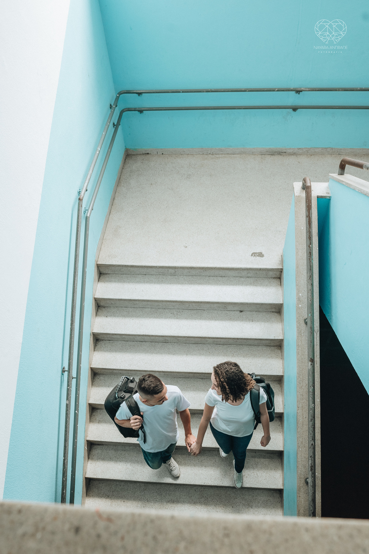 Ensaio pre wedding ensaio casal feito na escola com uniforme escolar blusa branca e calça jeans com uniforme da escola em dia de aula. Local onde tudo começou amor de escola ensaio fotos book casal