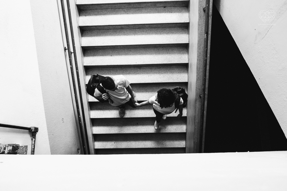 Ensaio pre wedding ensaio casal feito na escola com uniforme escolar blusa branca e calça jeans com uniforme da escola em dia de aula. Local onde tudo começou amor de escola ensaio fotos book casal