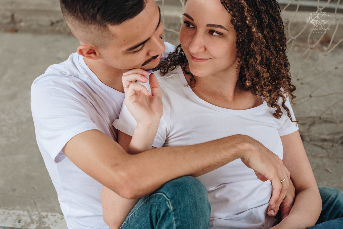 Ensaio pre wedding ensaio casal feito na escola com uniforme escolar blusa branca e calça jeans com uniforme da escola em dia de aula. Local onde tudo começou amor de escola ensaio fotos book casal