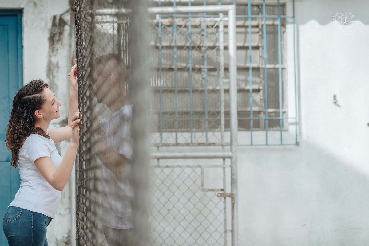 Ensaio pre wedding ensaio casal feito na escola com uniforme escolar blusa branca e calça jeans com uniforme da escola em dia de aula. Local onde tudo começou amor de escola ensaio fotos book casal