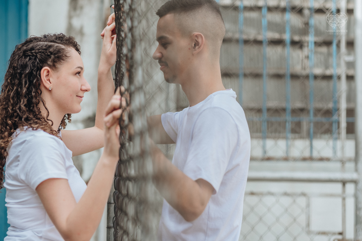 Ensaio pre wedding ensaio casal feito na escola com uniforme escolar blusa branca e calça jeans com uniforme da escola em dia de aula. Local onde tudo começou amor de escola ensaio fotos book casal