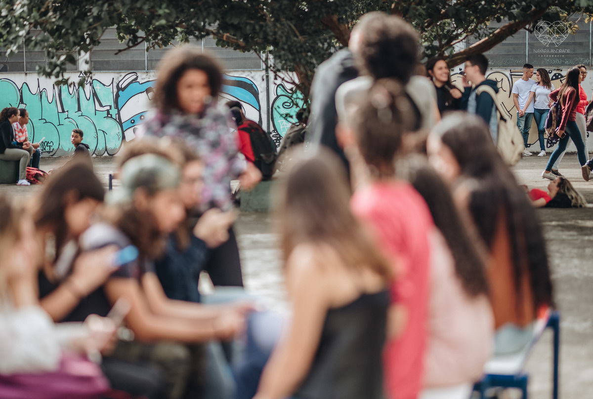 Ensaio pre wedding ensaio casal feito na escola com uniforme escolar blusa branca e calça jeans com uniforme da escola em dia de aula. Local onde tudo começou amor de escola ensaio fotos book casal