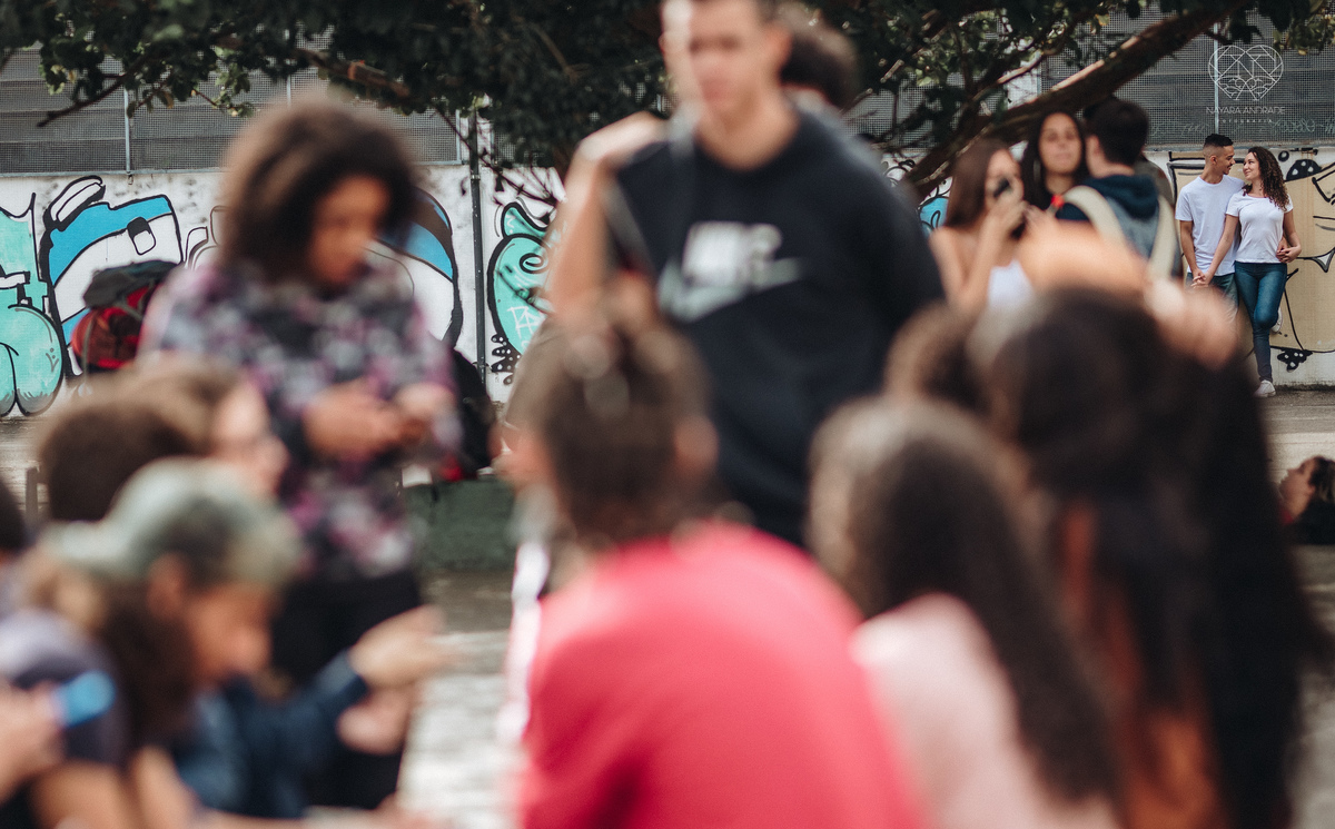 Ensaio pre wedding ensaio casal feito na escola com uniforme escolar blusa branca e calça jeans com uniforme da escola em dia de aula. Local onde tudo começou amor de escola ensaio fotos book casal