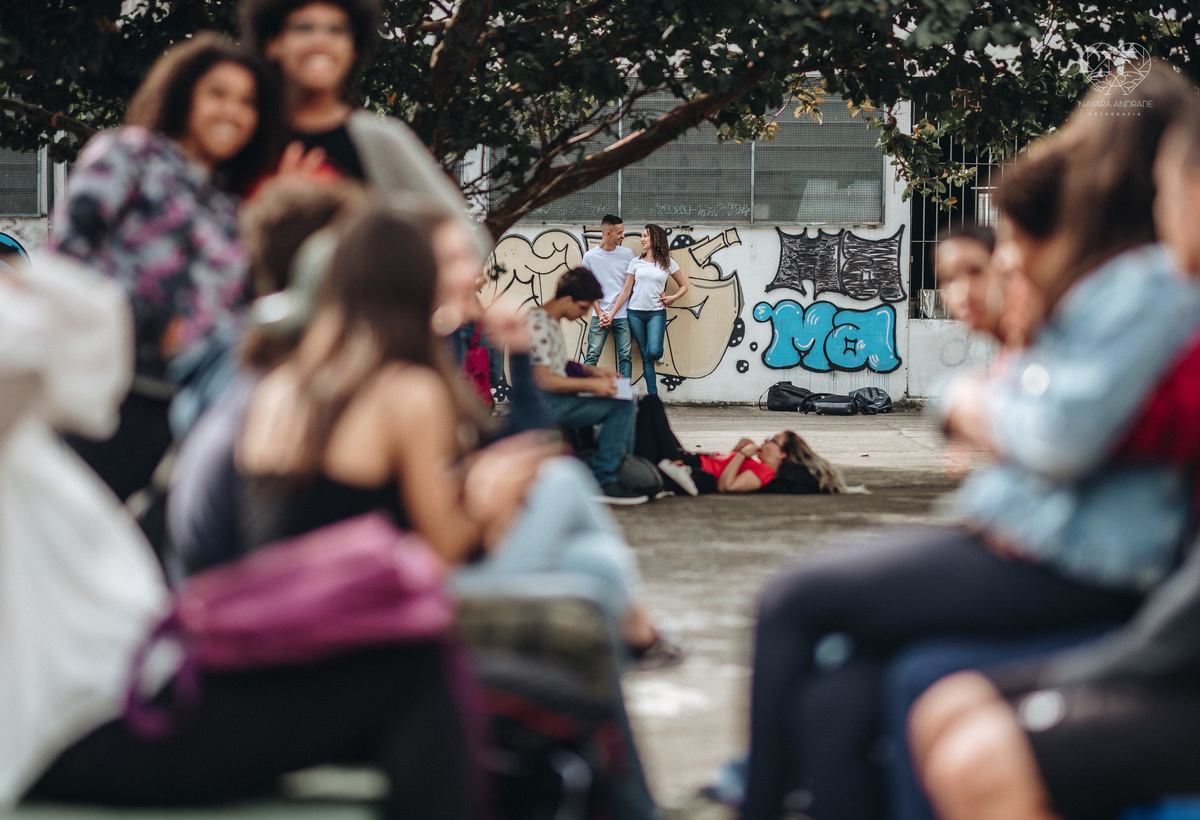 Ensaio pre wedding ensaio casal feito na escola com uniforme escolar blusa branca e calça jeans com uniforme da escola em dia de aula. Local onde tudo começou amor de escola ensaio fotos book casal