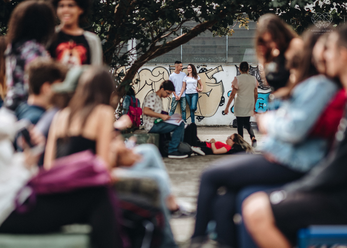 Ensaio pre wedding ensaio casal feito na escola com uniforme escolar blusa branca e calça jeans com uniforme da escola em dia de aula. Local onde tudo começou amor de escola ensaio fotos book casal