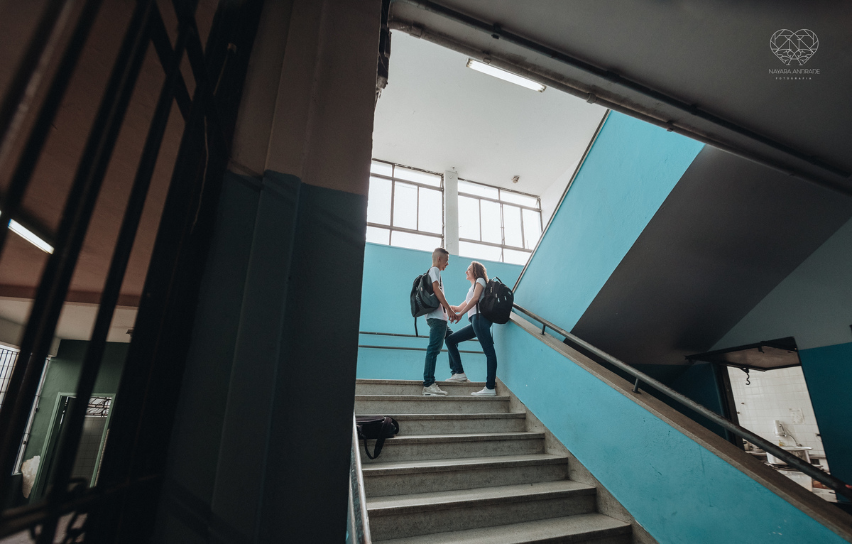 Ensaio pre wedding ensaio casal feito na escola com uniforme escolar blusa branca e calça jeans com uniforme da escola em dia de aula. Local onde tudo começou amor de escola ensaio fotos book casal