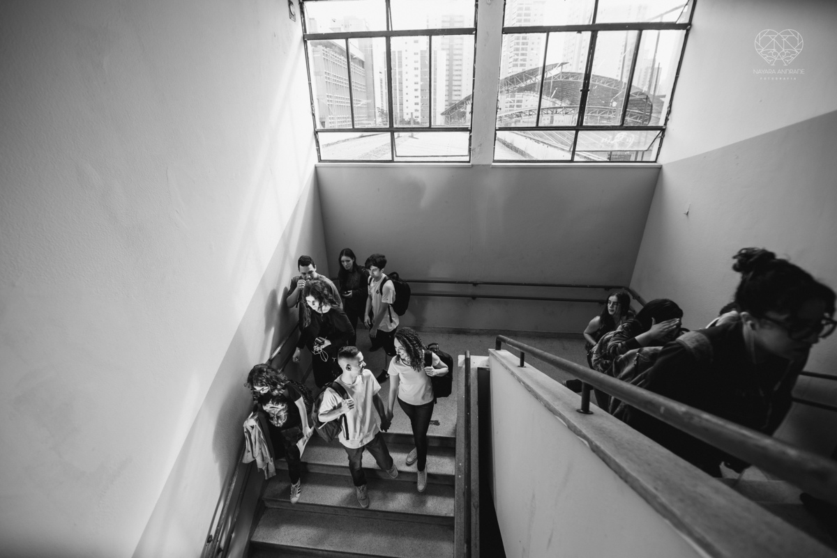 Ensaio pre wedding ensaio casal feito na escola com uniforme escolar blusa branca e calça jeans com uniforme da escola em dia de aula. Local onde tudo começou amor de escola ensaio fotos book casal