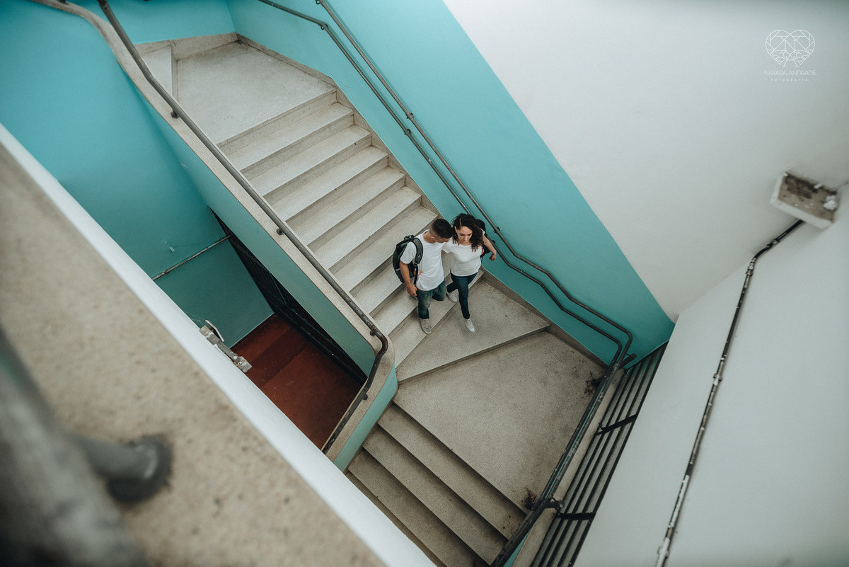Ensaio pre wedding ensaio casal feito na escola com uniforme escolar blusa branca e calça jeans com uniforme da escola em dia de aula. Local onde tudo começou amor de escola ensaio fotos book casal