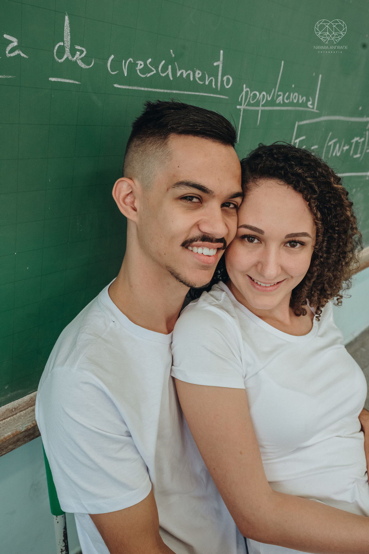 Ensaio pre wedding ensaio casal feito na escola com uniforme escolar blusa branca e calça jeans com uniforme da escola em dia de aula. Local onde tudo começou amor de escola ensaio fotos book casal
