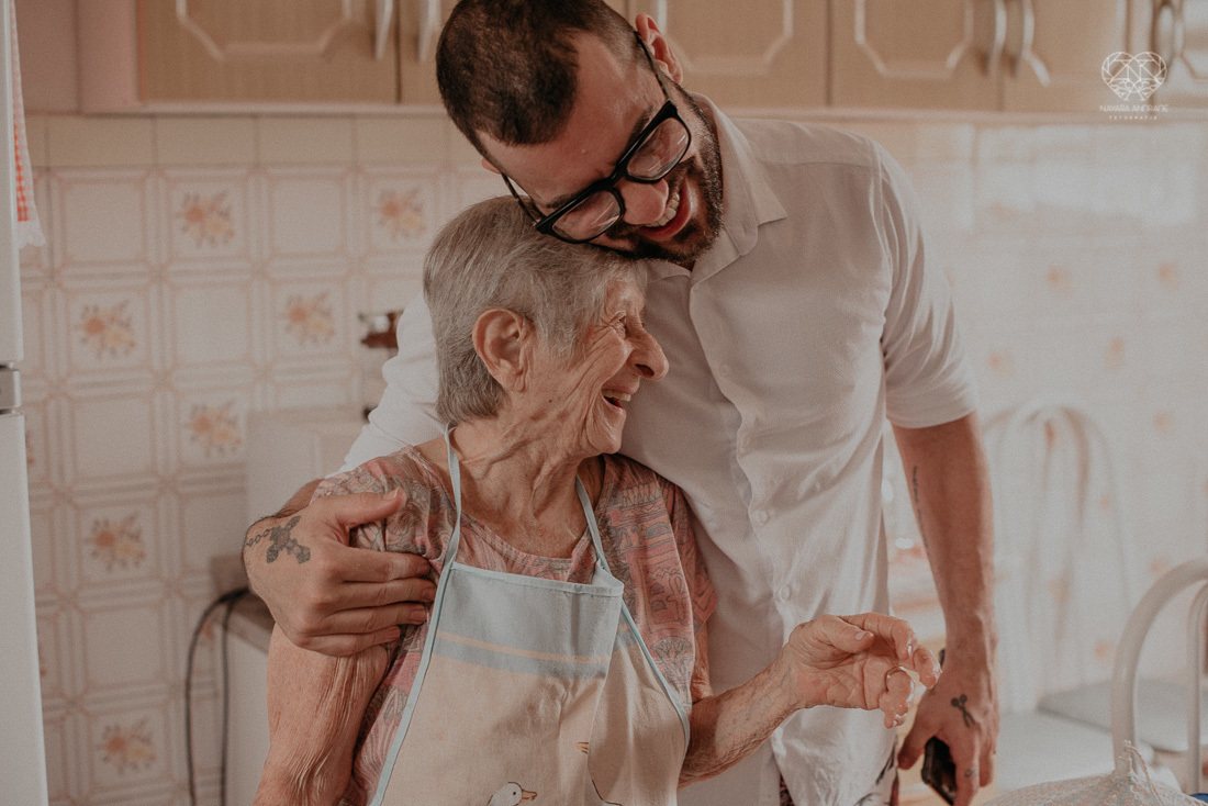 Ensaio de familia contando a historia de um casal com de 67 anos de casados. Senhor e senhora ja de cabelos brancos e rugas de felicidade e fotos com os netos e filha