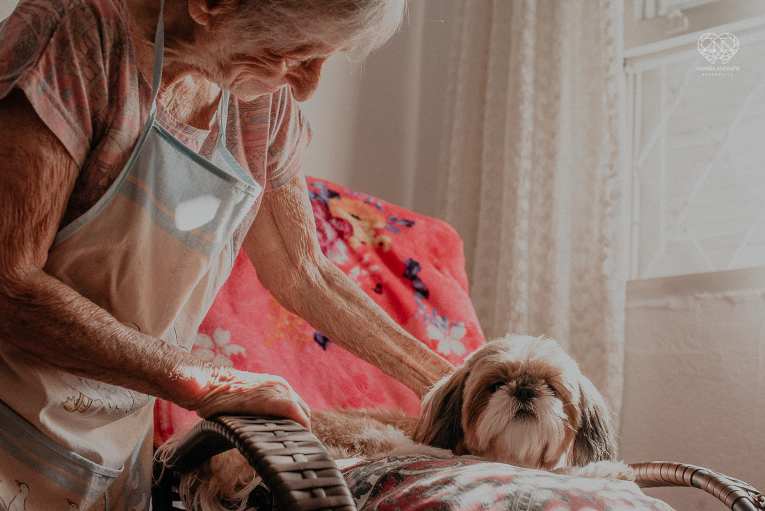 Ensaio de familia contando a historia de um casal com de 67 anos de casados. Senhor e senhora ja de cabelos brancos e rugas de felicidade e fotos com os netos e filha