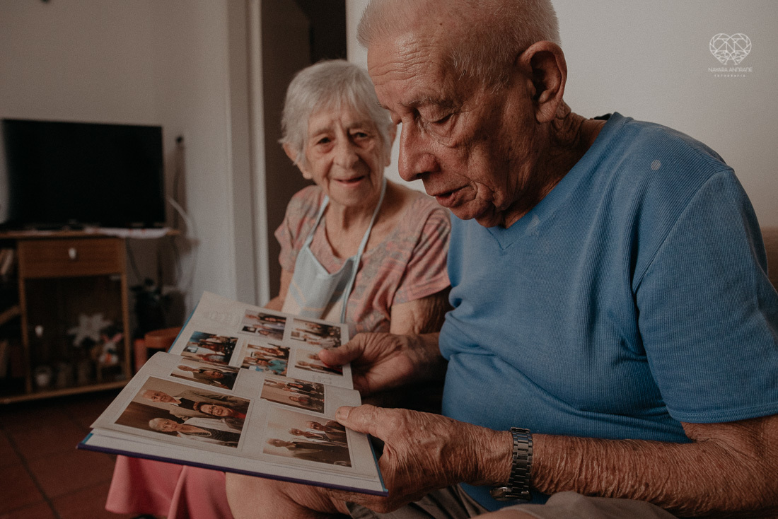 Ensaio de familia contando a historia de um casal com de 67 anos de casados. Senhor e senhora ja de cabelos brancos e rugas de felicidade e fotos com os netos e filha