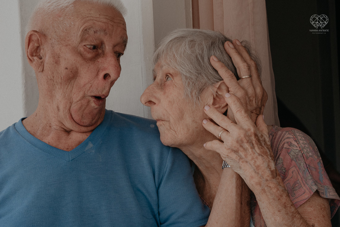 Ensaio de familia contando a historia de um casal com de 67 anos de casados. Senhor e senhora ja de cabelos brancos e rugas de felicidade e fotos com os netos e filha